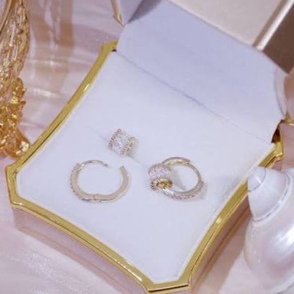 ⭐️10k Gold Plated Petite CZ Diamond Barrel Huggies💖 - Picture 15 of 15